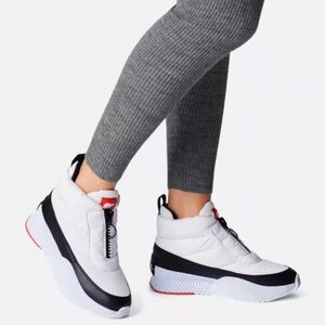 New SOREL Out N About III Puffy Zip Shoe Women’s Boots Size 10.5